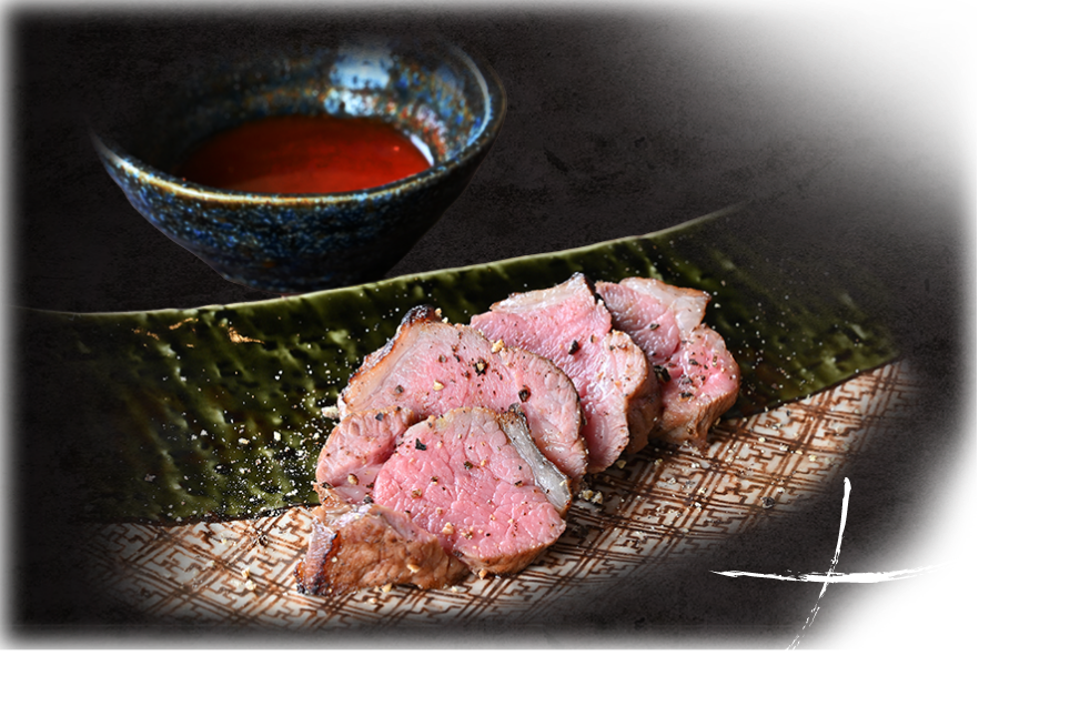 炭で焼く。酒が進む。深夜の肉酒場